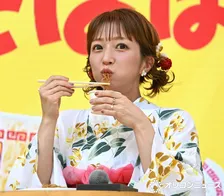 辻希美、2年ぶりの浴衣姿　絶叫響く中でイベントに苦笑い　焼きそばをバク食い＆楽屋へお持ち帰り