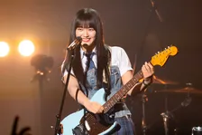 櫻坂46山﨑天、ギターかき鳴らし開幕宣言　『閃光ライオット』で10代へ熱いメッセージ「あなたが生きている証を」