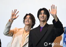 今井竜太郎＆曽野舜太、ゼッツ エージェンドリーム＆夢現のチャームをつけて舞台あいさつ　かわいくアピール合戦