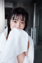 “絶対無敵天然美少女”井上もも、最高級の写真集　次世代スターへの序章