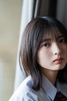 櫻坂46グループ最年少・山田桃実、無邪気な笑顔から息を呑む美しさまで多彩な魅力　夏の放課後グラビア披露
