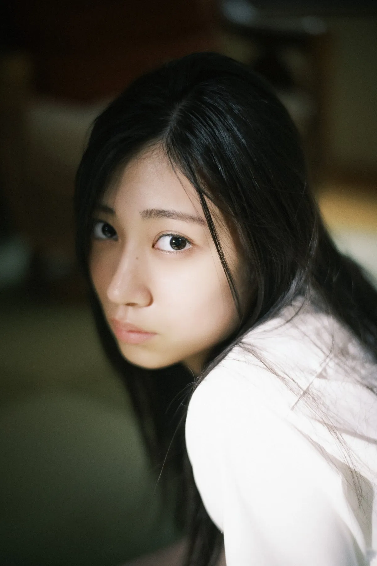 乃木坂46グループ最年少・川端晃菜、15歳とは思えない表情も見せる夏グラビア