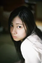 乃木坂46グループ最年少・川端晃菜、15歳とは思えない表情も見せる夏グラビア