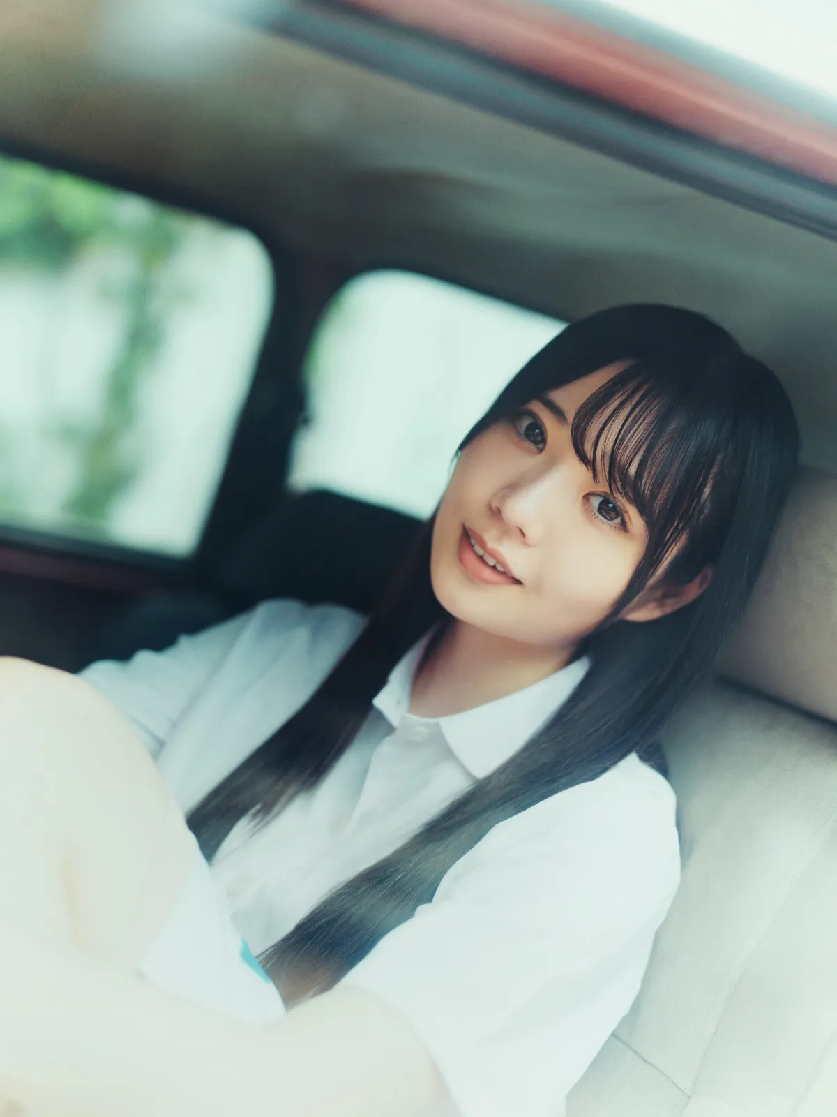 日向坂46グループ最年少・坂井新奈、暑さを吹き飛ばすニコニコ笑顔　フレッシュな夏グラビア披露
