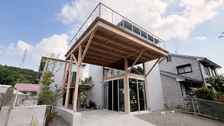訳あり物件に建てた新居、メインルームに45度の急階段　建築家・夫による自由な発想で実現【住人十色】