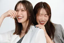 トラウデン直美＆中川安奈、密着の笑顔ショット公開　慶応大卒の共通点　FRIDAY誌面で初対談