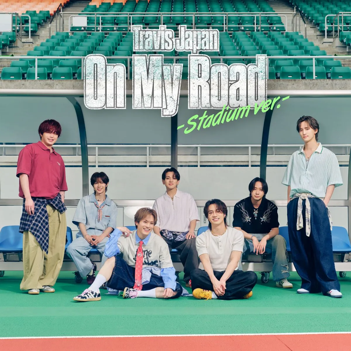 Travis Japan、スタジアム撮影の裏側に密着…仲良くサッカー楽しむ　「On My Road -Stadium ver.-」MVメイキング公開