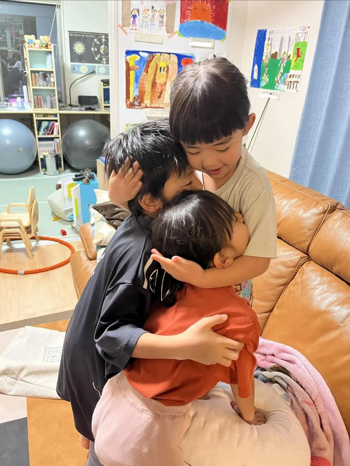 「すごいね〜えらいね〜」ご飯を完食した小学生2人を“よしよし”する4歳児、年齢逆転の兄弟の姿に思わず笑顔