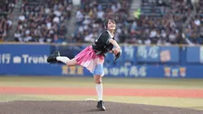 AKB48佐藤綺星「一番の思い出に」　ユニ＆ミニスカ姿で始球式「なんでこんなにかわいいんだ…」