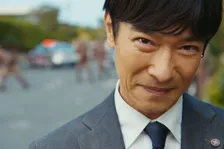 『VIVANT』第13話場面カットを先行解禁　乃木が不敵な笑みを浮かべる