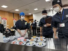 くら寿司、世界No.1店舗が決定…大阪の店舗が輝く　にぎり・ネタ切りなどの従業員“頂上決戦”【結果】