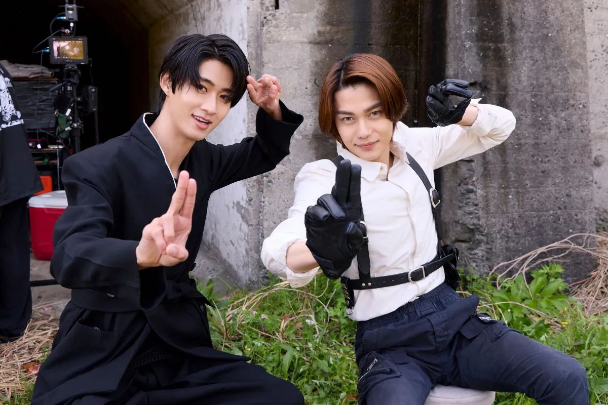 映画『仮面ライダーゼッツ』オフショット解禁　曽野舜太が今井竜太郎と“滅”＆天野浩成からバックハグ　CODEのエージェントも大集結