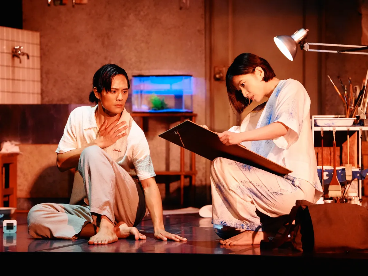 岡本圭人主演『月を抱く人魚』開幕　舞台写真＆コメントが到着【全文掲載】