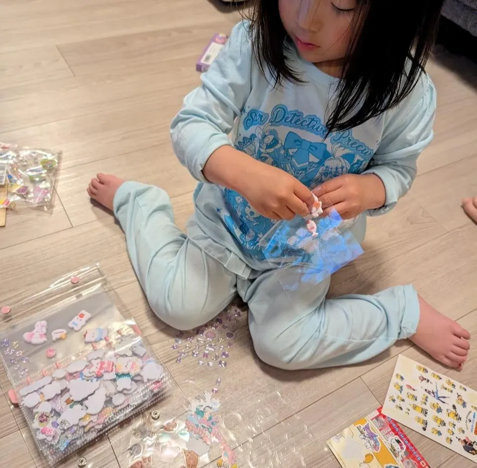「貴重なシール」を壁一面に惜しみなくペタペタ…3歳児の“無駄遣い”に「気楽に遊ぶものです」