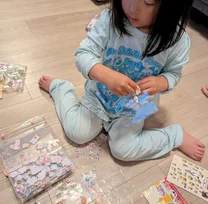 「貴重なシール」を壁一面に惜しみなくペタペタ…3歳児の“無駄遣い”に「気楽に遊ぶものです」