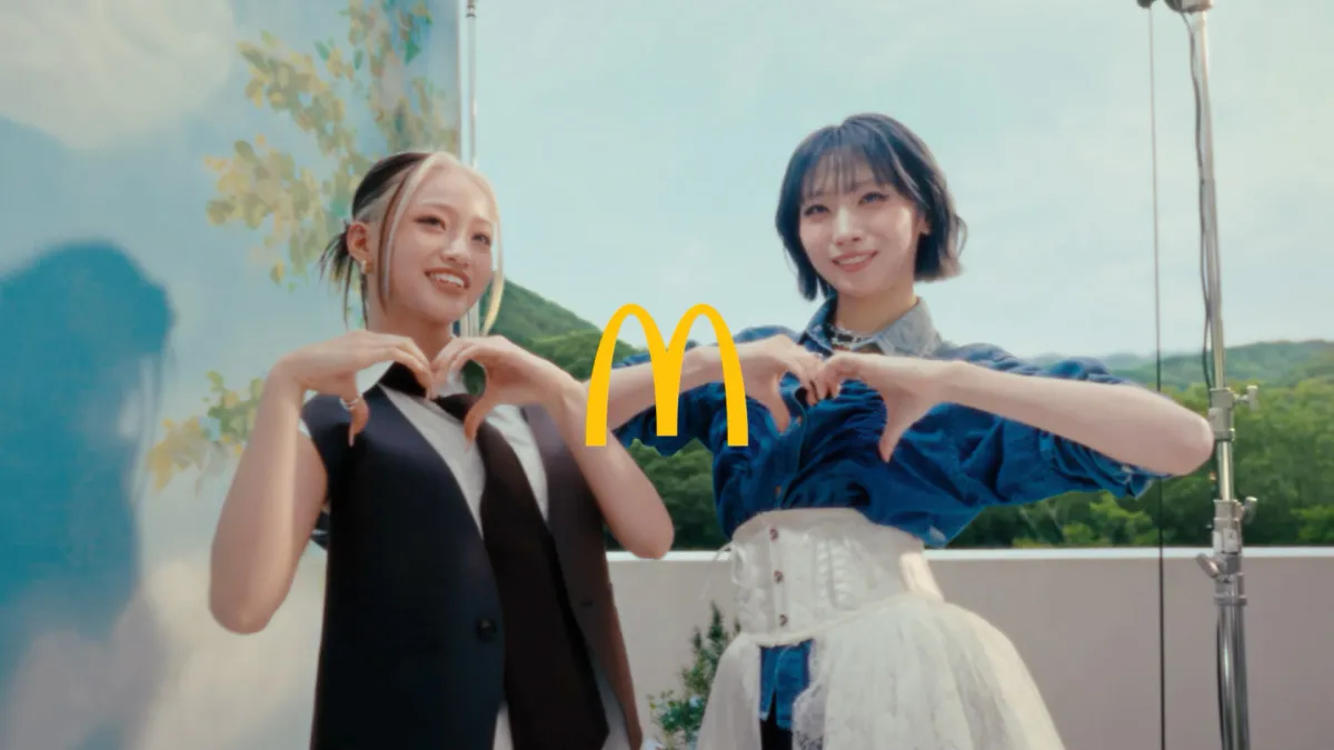 HANA・JISOO＆YURI、幻想的な“ミント空間”でワルツ　マクドナルド期間限定「クッキー＆チョコミントフラッペ」CM