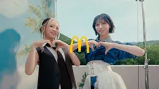 HANA・JISOO＆YURI、幻想的な“ミント空間”でワルツ　マクドナルド期間限定「クッキー＆チョコミントフラッペ」CM
