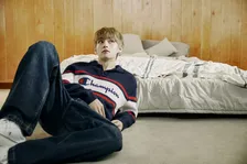 BTS・V、「True Champion」の新ビジュアル公開　ポロシャツやパーカーを着こなし逆立ちも