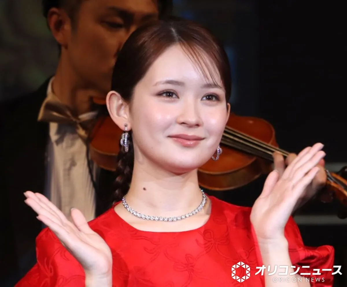 畑芽育、清楚なイメージから一変“Y2Kギャル”に　いつもと違う姿にファン驚き「新人のラッパーかと」「最強」