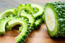 料理研究家・コウケンテツさん、ゴーヤを使った“簡単サラダ”レシピを紹介「切って混ぜるだけで完成！」　苦みを和らげる調理テクも紹介