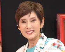 秋野暢子、1歳初孫と映画館へお出かけ　手つなぎ2ショットを公開「優しいグランマ」「かわいいデート」