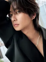 Travis Japan中村海人、アンニュイな眼差しで魅了　美容誌・ファッション誌で初ソロ表紙飾る