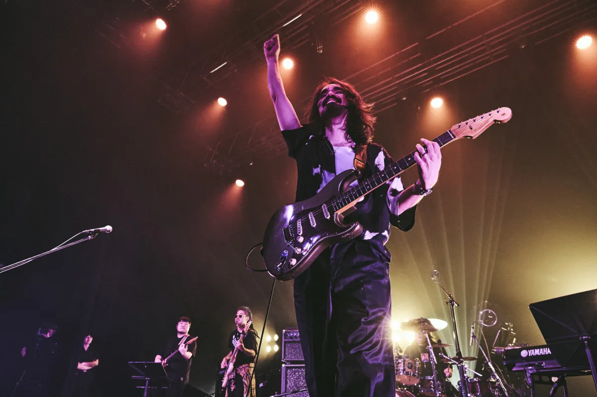 ブルーノ・マーズのバックも務める人気ギタリスト、マテウス・アサトが初の単独来日公演で1500人圧倒　追加公演も決定