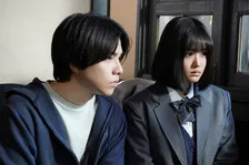 重岡大毅“航”＆原菜乃華“幸来”、事情聴取を受けて怯える姿映し出す　『5秒で完全犯罪を生成する方法』新場面写真解禁