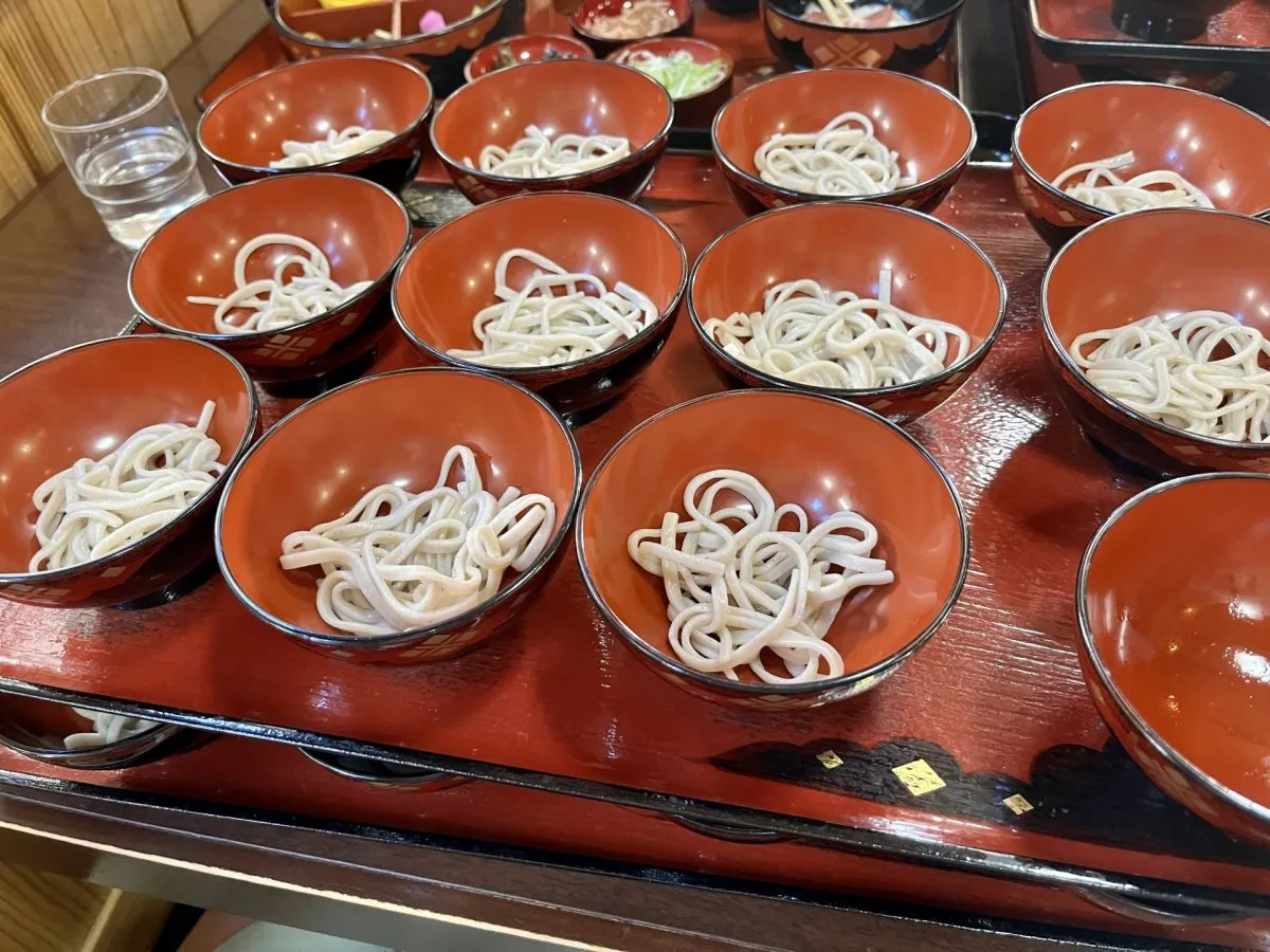 創業119年のわんこそば「東家」脅威の新記録　大食い配信者が755杯→圧巻のお椀の数