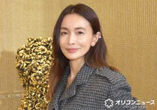 長谷川京子「あと1センチ深くする？」　胸元ギリギリ“こだわりのVネック”に絶賛の声「見て触って欲しいなあ」