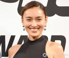 長谷川潤、13歳長女との“顔出し”親子2ショットに驚く声「脚長過ぎ」「潤ちゃんに似てスタイル抜群」