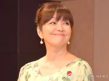 岩崎宏美、長男＆次男との“顔出し”親子3ショット公開に反響「お2人共にイケメン」「そっくり」　コンサート会場で記念撮影