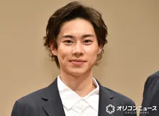 結婚発表の戸塚純貴、別ドラマ撮影中に『めおと日和』脚本を待ちきれず読み出す　ドラマファンにメッセージも「おはぎも売ります（たぶん…）」