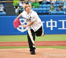 Hey! Say! JUMP・知念侑李、ピンク色のグローブで人生初のファーストピッチセレモニー　大暴投に照れ笑い