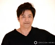 58歳・大沢たかお、ムキムキの二の腕あらわなオフショットに反響「腕の筋肉でブランコしたい」「上腕二頭筋と顔の幅が一緒!?」「ニコニコ笑顔すぎてかわいい」