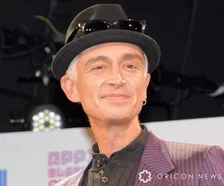 マーク・パンサー、亡き父の写真を公開「お盆の朝、父ちゃんの夢を見たんよ」
