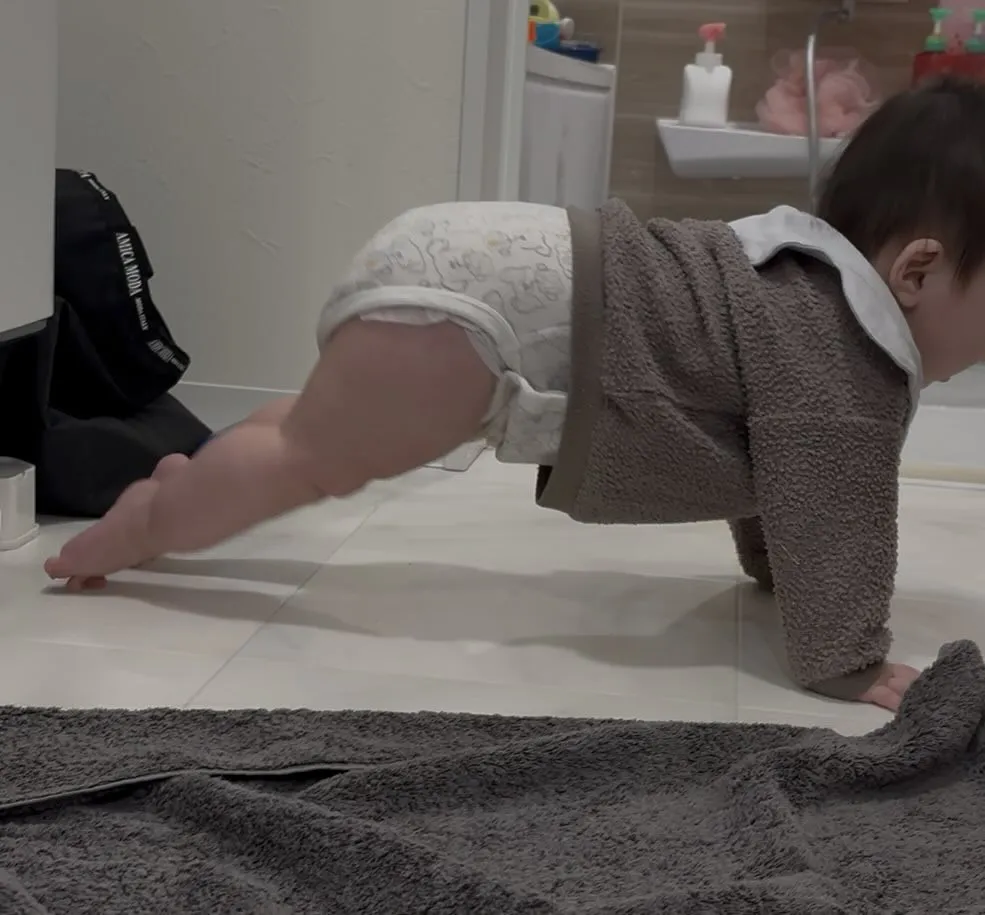 「ものすごい体幹」「将来のオリンピック選手」生後8ヵ月、足の指2本で体を支える驚異のポーズ