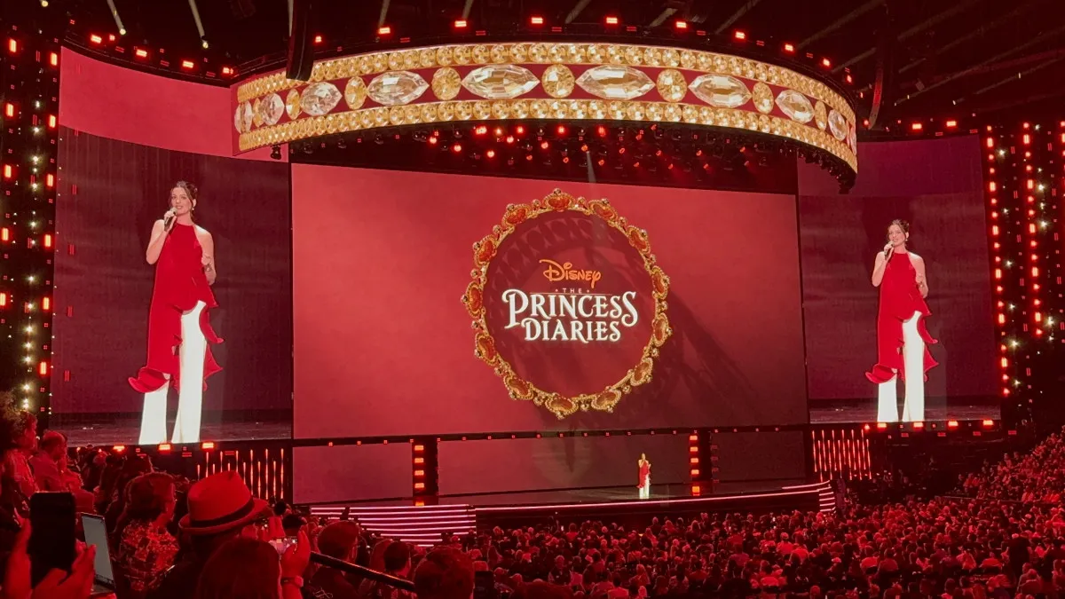 アン・ハサウェイ、D23にサプライズ登壇　『プリティ・プリンセス3』へ決意「最高の作品に」