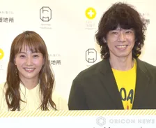 庄司智春＆藤本美貴、真っ赤なオープンカーにおそろいのアロハシャツ＆サングラスで南国気分「ほんまに理想の夫婦」「青空が良く似合うお二人」