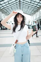 伊織もえ、絶対領域チラリ！コスプレ前・後の比較ショットに注目集まる「スタイルが」