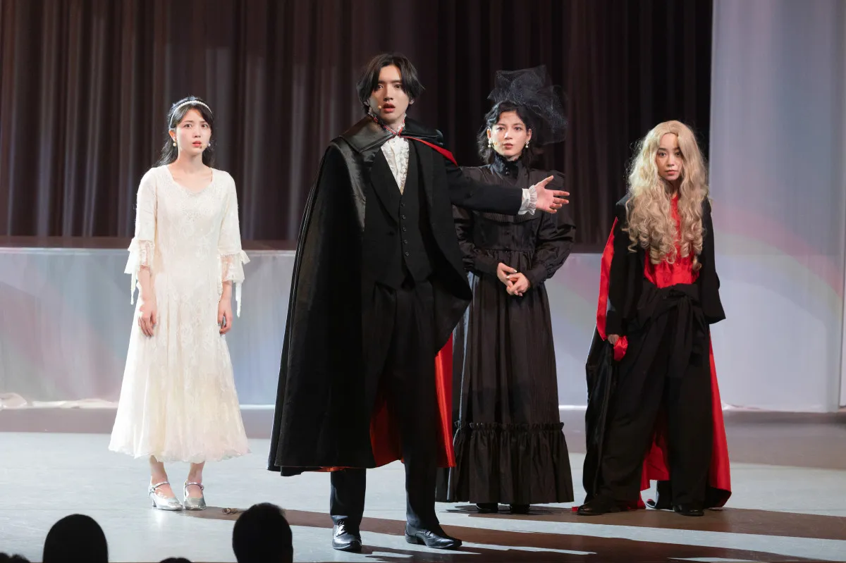 なにわ男子・道枝駿佑“奏多”、漆黒のマントをまといドラキュラ姿に　『M.I.S.S.I.O.N. 歌劇な潜入捜査官』場面写真解禁