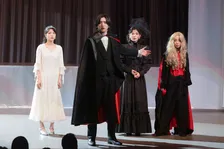 なにわ男子・道枝駿佑“奏多”、漆黒のマントをまといドラキュラ姿に　『M.I.S.S.I.O.N. 歌劇な潜入捜査官』場面写真解禁