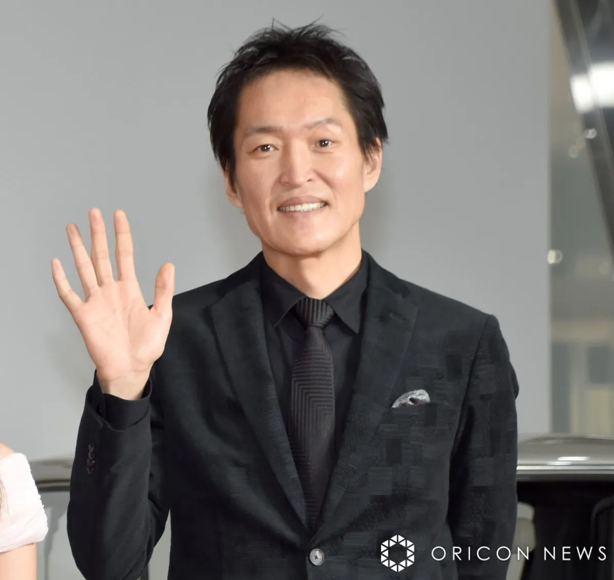 千原ジュニア、左足骨折「足の甲パンパンに腫れてて…」　レントゲン写真添えて報告
