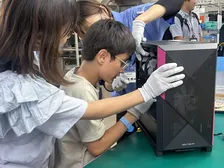 小6が“パソコン組み立て”に挑戦、マウスコンピューター長野・飯山工場で過去最大規模の親子イベント開催