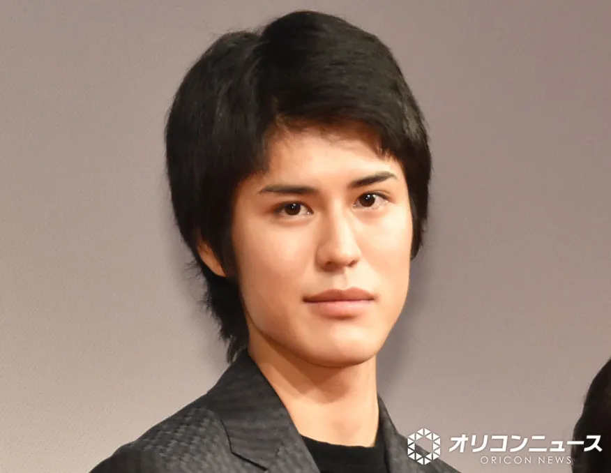 寛一郎、あどけない幼少期ショット添え30歳の誕生日を報告「小さな頃からイケメン」「おめでとう」　父は佐藤浩市、祖父は三國連太郎