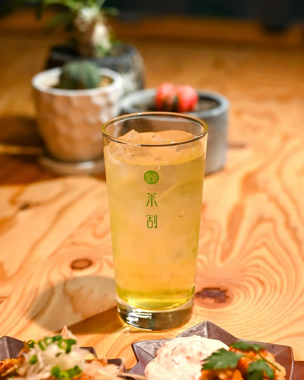 レモンサワーの次を狙う「お茶割り」に焼酎の蔵元、茶葉の生産者も熱視線…「国内で成熟させることに意味がある」
