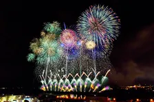 東京から「約2時間」で行ける「約7000発」の大花火大会　新潟県小千谷市『おぢやまつり』【詳細】 間近で視界に収まりきらないほどの打ち上げも