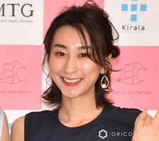 浅田舞、背中ざっくり水着姿で宮古島を満喫「舞ちゃん、ベリービューティフル」「スタイル良すぎ」