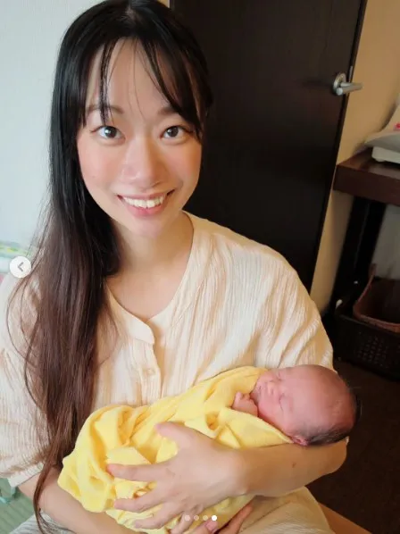 りせとルイス・りせ、第2子男児出産を報告　生まれたての赤ちゃんの写真を公開「可愛くて、愛おしくて…」