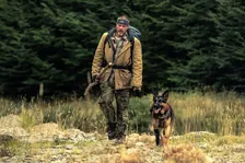 ブラッド・ピット主演、映画『ハート・オブ・ビースト』予告公開　義足の元軍用犬とアラスカから生還目指す